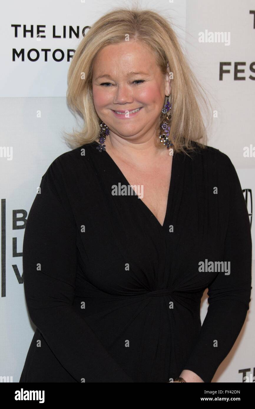 New York, NY, STATI UNITI D'AMERICA. Xx Apr, 2016. Caroline Rhea presso gli arrivi per un ologramma per il re Premiere a 2016 Tribeca Film Festival, Giovanni Zuccotti teatro a BMCC TPAC, New York, NY Aprile 20, 2016. Credito: Patrick Cashin/Everett raccolta/Alamy Live News Foto Stock