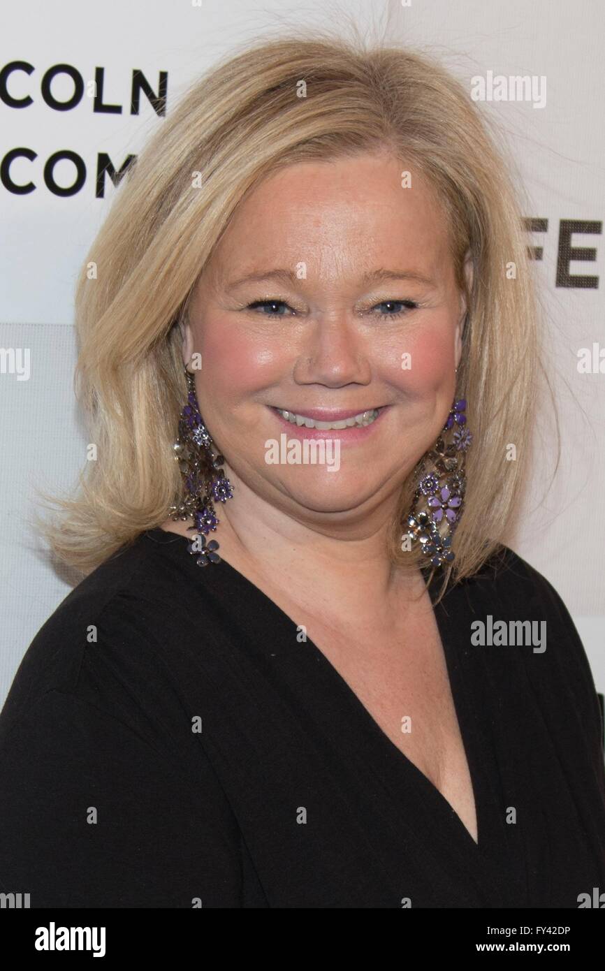 New York, NY, STATI UNITI D'AMERICA. Xx Apr, 2016. Caroline Rhea presso gli arrivi per un ologramma per il re Premiere a 2016 Tribeca Film Festival, Giovanni Zuccotti teatro a BMCC TPAC, New York, NY Aprile 20, 2016. Credito: Patrick Cashin/Everett raccolta/Alamy Live News Foto Stock