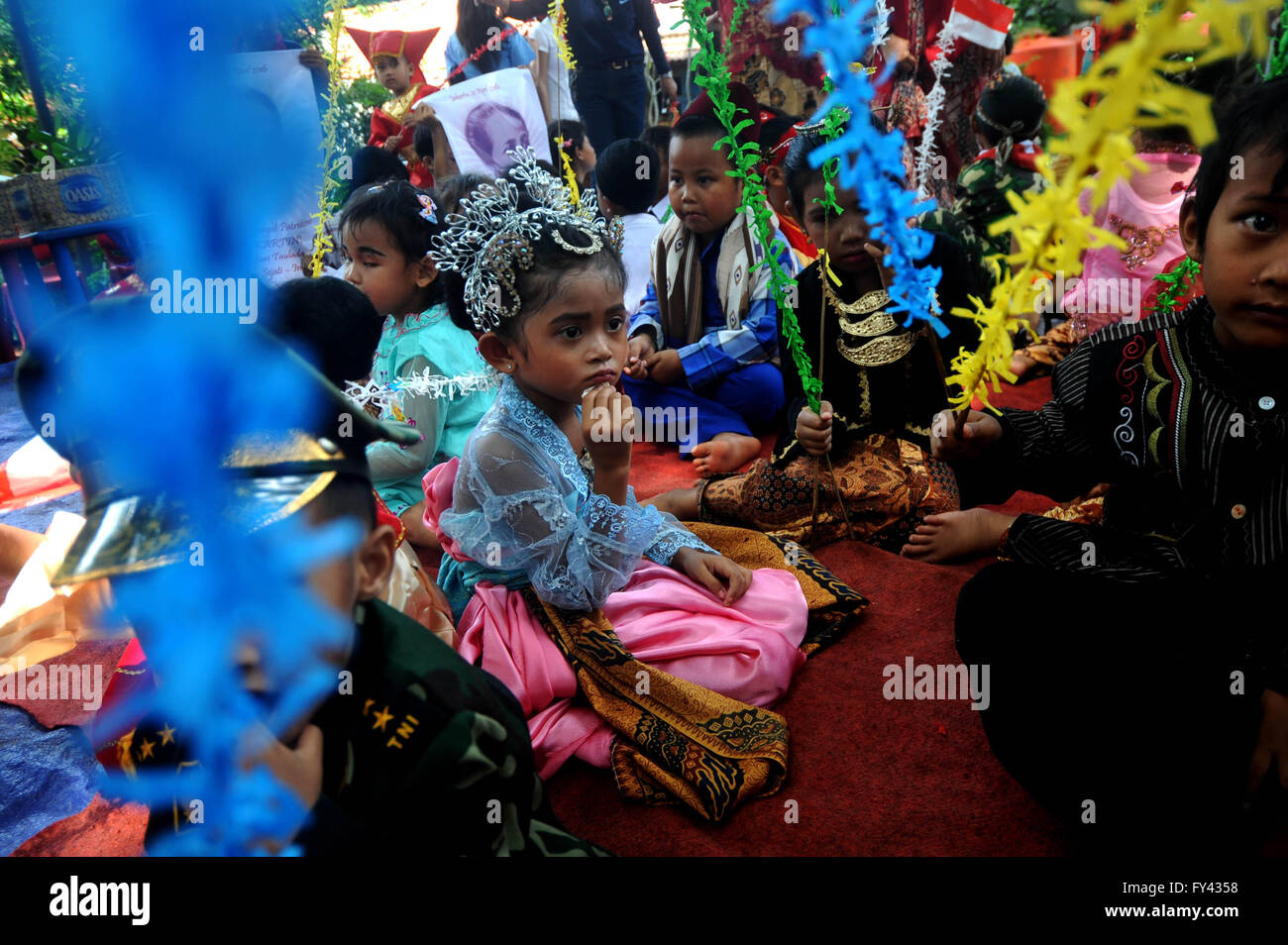 Jakarta, Indonesia. Xxi Aprile, 2016. Gli studenti di una scuola di alternative per le famiglie povere 'SAAJA' (Sekolah Anak-Anak Jalanan) Indonesiani che indossano costumi tradizionali durante la commemorazione del giorno Kartini segna la nascita di Raden Kartini Ajeng, un nazionale indonesiana eroina nata nel 1879 che è stato il pioniere nel settore dei diritti delle donne, a Jakarta, Indonesia, 21 aprile 2016. Credito: Agung Kuncahya B./Xinhua/Alamy Live News Foto Stock