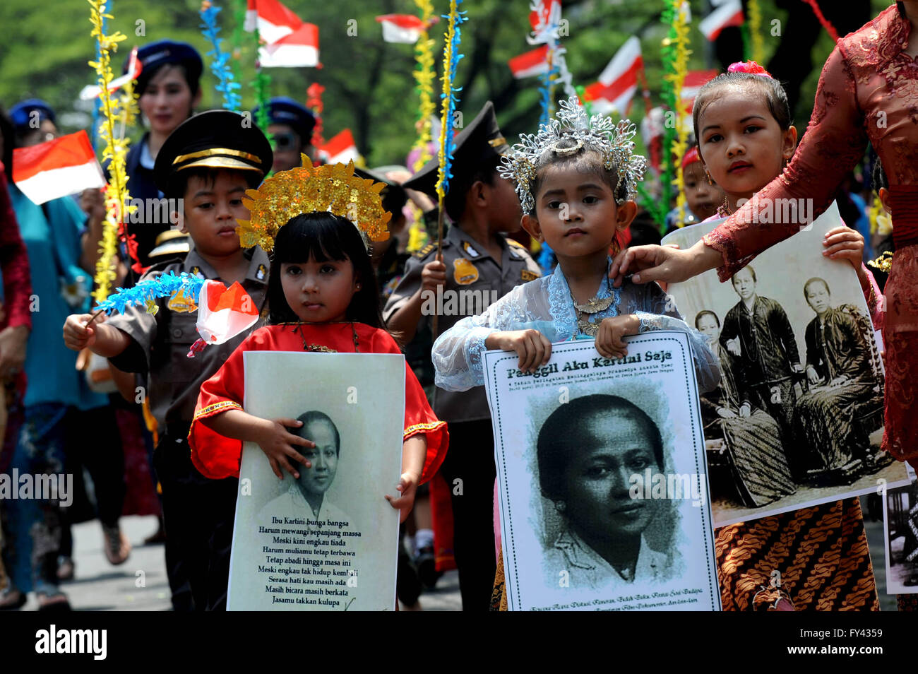 Jakarta, Indonesia. Xxi Aprile, 2016. Gli studenti di una scuola di alternative per le famiglie povere 'SAAJA' (Sekolah Anak-Anak Jalanan) Indonesiani che indossano costumi tradizionali durante la commemorazione del giorno Kartini segna la nascita di Raden Kartini Ajeng, un nazionale indonesiana eroina nata nel 1879 che è stato il pioniere nel settore dei diritti delle donne, a Jakarta, Indonesia, 21 aprile 2016. Credito: Agung Kuncahya B./Xinhua/Alamy Live News Foto Stock