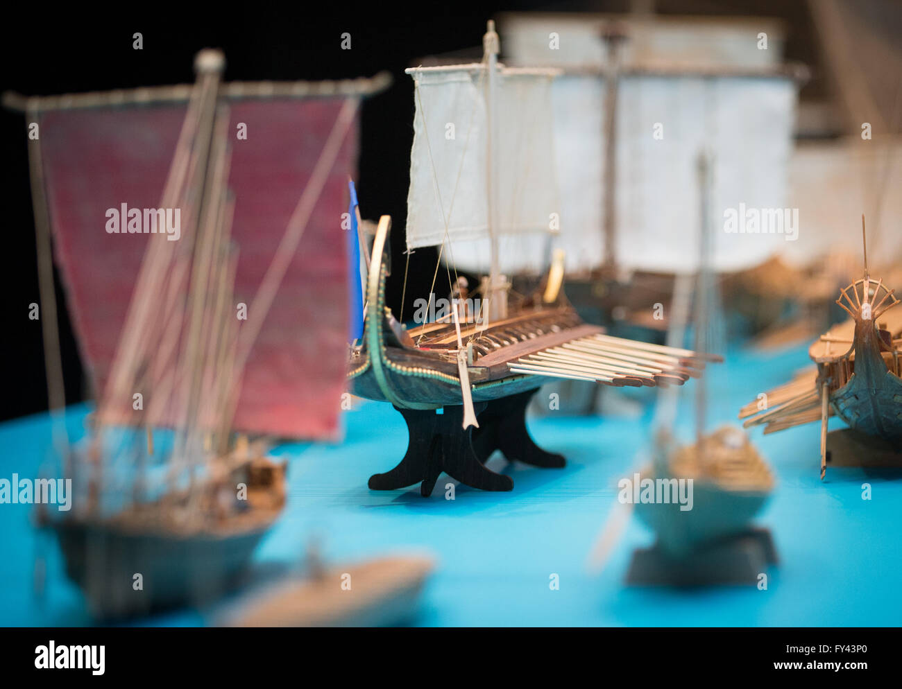 Bramsche, Germania. Xxi Aprile, 2016. Il 1:72 Il modello in scala di una guerra cartaginese nave (dal VI secolo a.c. su) è in mostra presso il Museo di Kalkriese e Park a Bramsche, Germania, 21 aprile 2016. La mostra è parte della mostra speciale 'Gefahr auf vedere - Piraten der Antike' (lit. Il pericolo in mare - pirati in tempi antichi), che includono 130 reperti originali da musei italiani dal 23 aprile al 03 ottobre 2016. Foto: FRISO GENTSCH/dpa/Alamy Live News Foto Stock