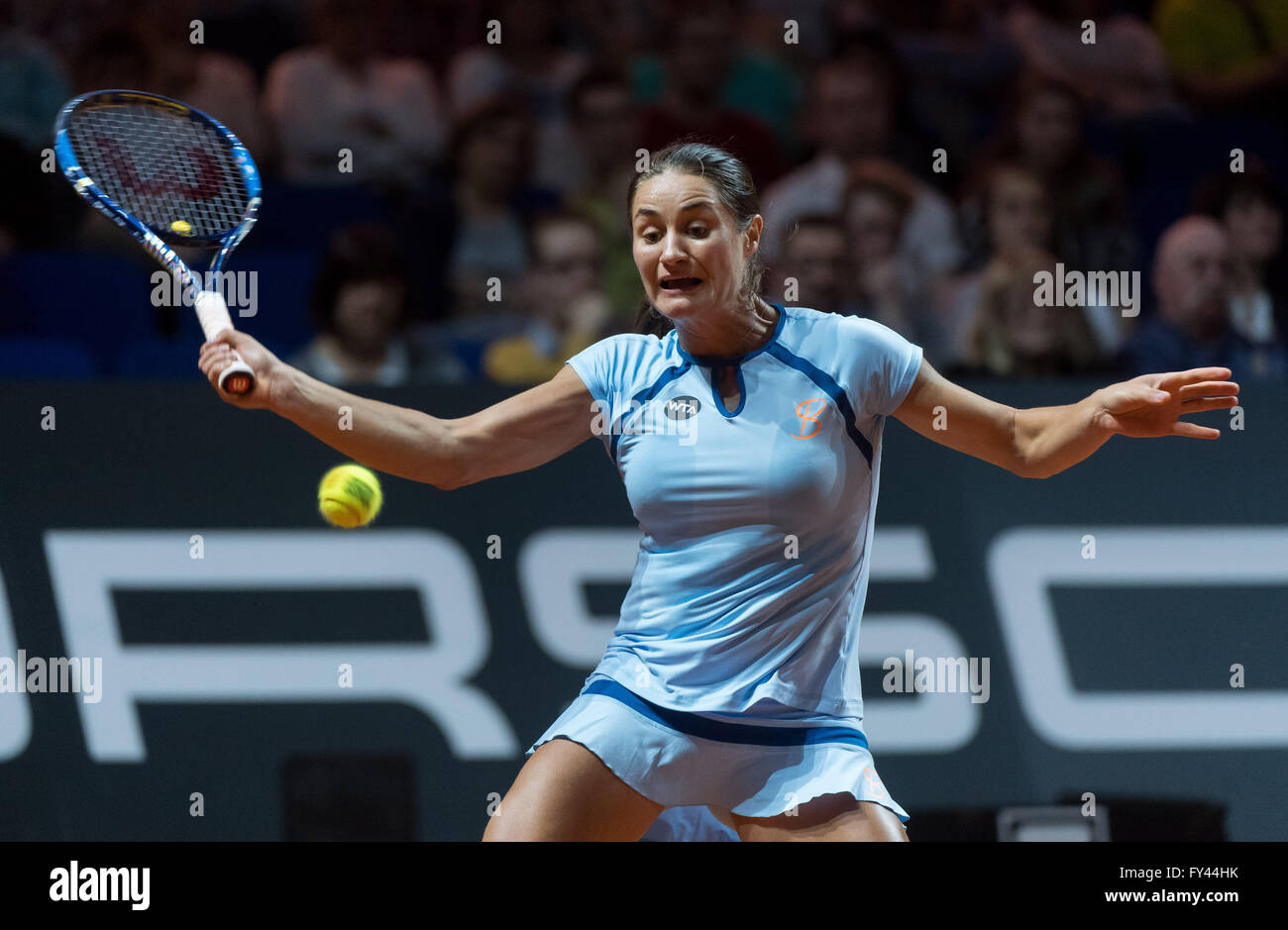 Stuttgart, Germania. Xxi Aprile, 2016. Monica Niculescu della Romania in azione durante il suo secondo round match di tennis contro Kvitova della Repubblica ceca durante il WTA Porsche Tennis Grand Prix a Stoccarda, Germania, 21 aprile 2016. Foto: DANIEL MAURER/dpa/Alamy Live News Foto Stock