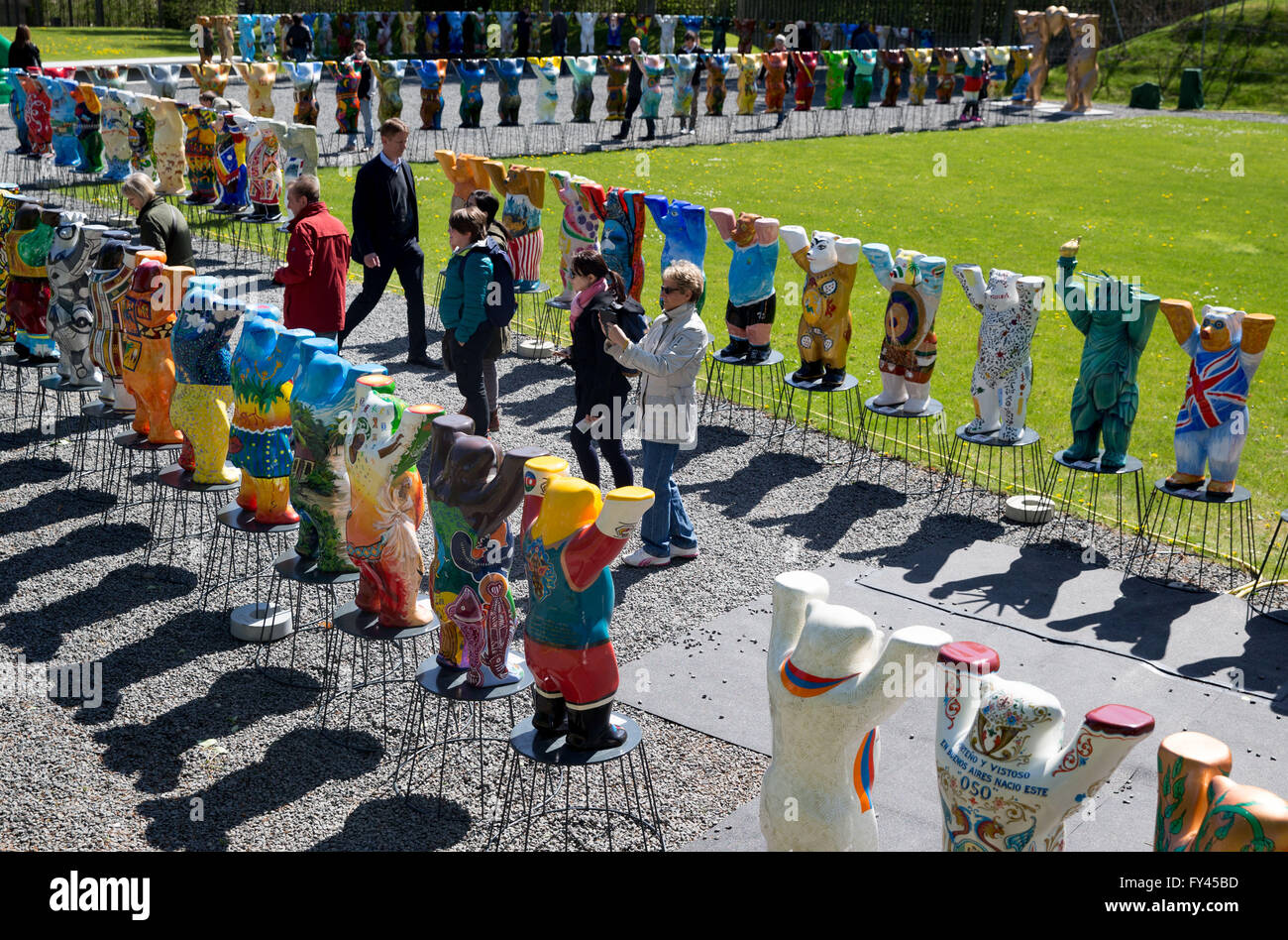 Berlino, Germania. Xxi Aprile, 2016. Oltre 100 "United Buddy Bears' stand nel giardino dell'Hessian membro rappresentante ufficio a Berlino, Germania, 21 aprile 2016. La mostra del 1-metro-tall porta può essere visto fino al 22 maggio 2016. Foto: KAY NIETFELD/dpa/Alamy Live News Foto Stock