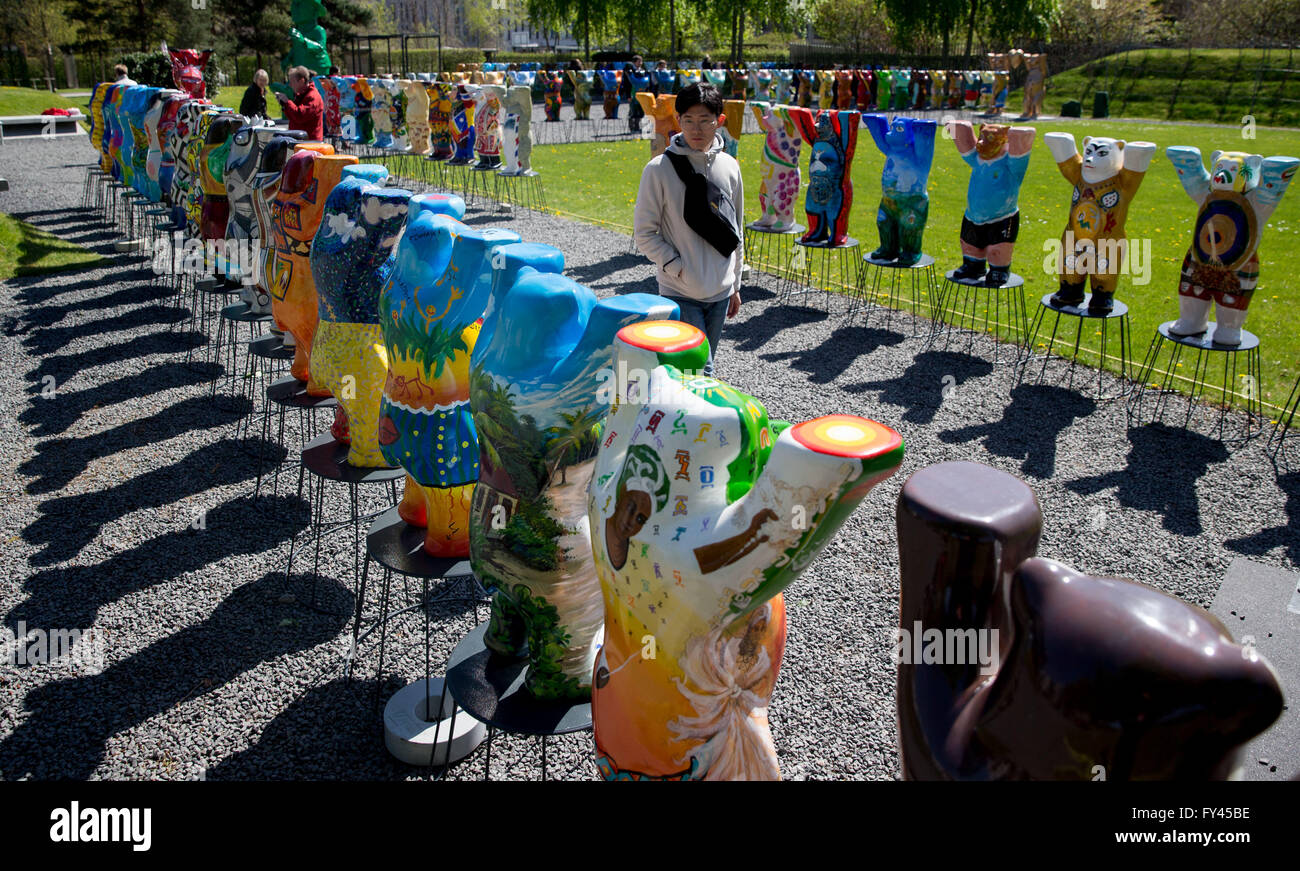 Berlino, Germania. Xxi Aprile, 2016. Oltre 100 "United Buddy Bears' stand nel giardino dell'Hessian membro rappresentante ufficio a Berlino, Germania, 21 aprile 2016. La mostra del 1-metro-tall porta può essere visto fino al 22 maggio 2016. Foto: KAY NIETFELD/dpa/Alamy Live News Foto Stock