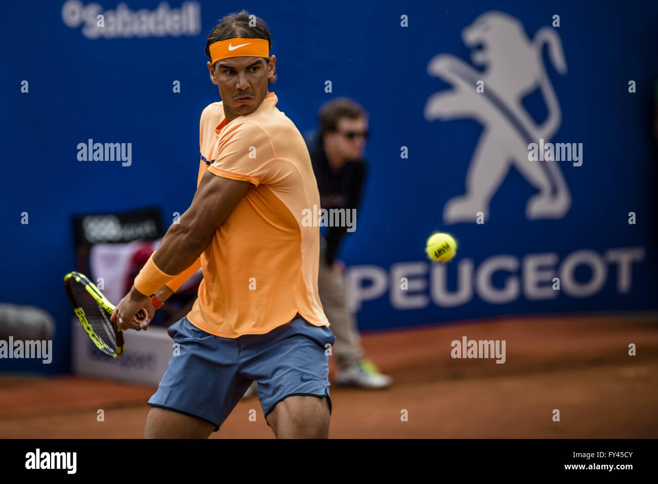 Barcellona, in Catalogna, Spagna. Xxi Aprile, 2016. RAFAEL NADAL (ESP) restituisce la sfera di Albert MONTANES (ESP) durante il terzo round della "Barcelona Open Banc Sabadell' 2016. Nadal vince 6-2, 6-2 Credito: Matthias Oesterle/ZUMA filo/Alamy Live News Foto Stock