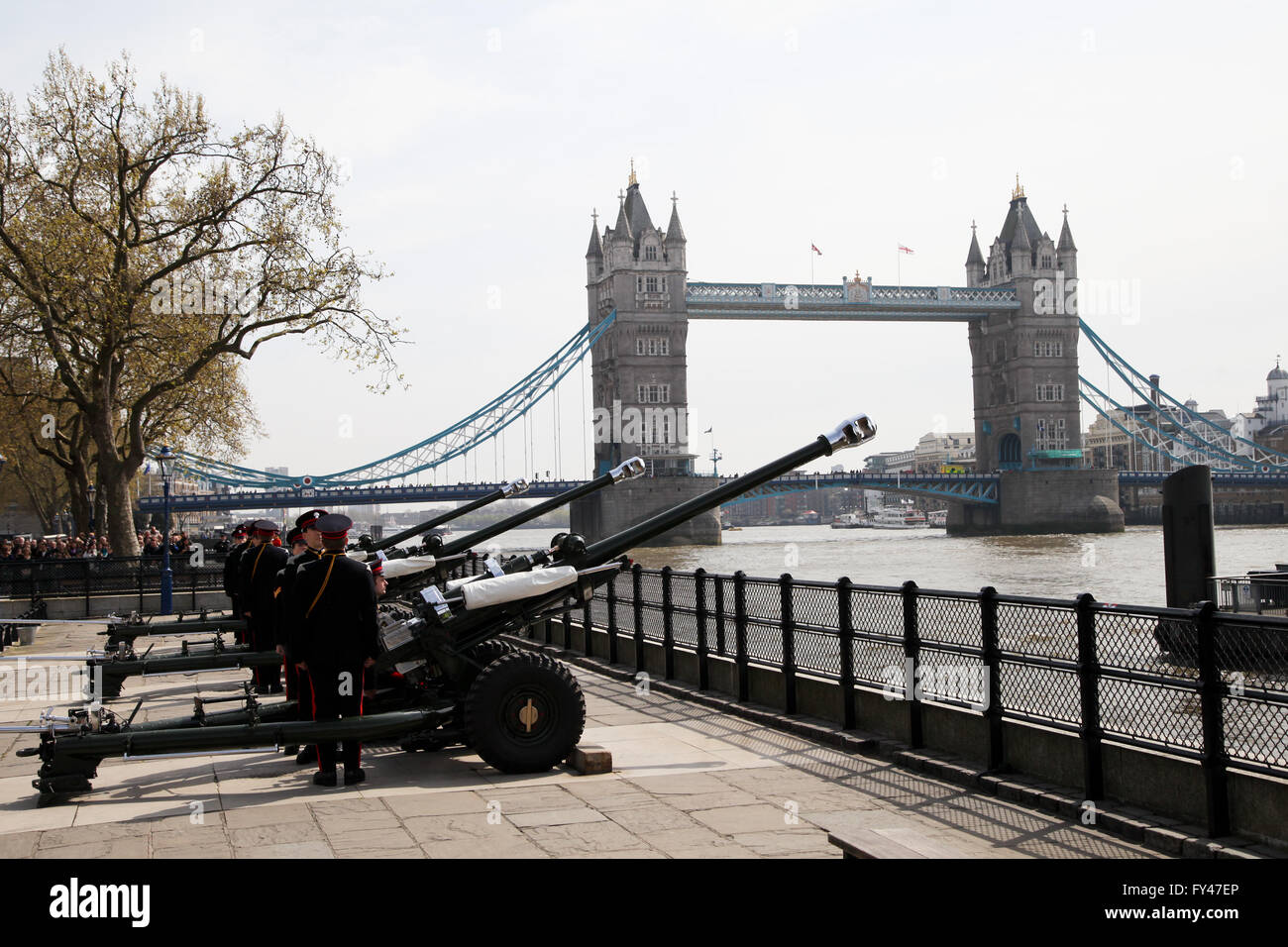 Londra, Regno Unito. Xxi Aprile, 2016. Il Royal Artillery segna la Sua Maestà la regina il novantesimo compleanno con una pistola 62 salute presso la Torre di Londra. I tre L118 Luce cerimoniale pistole, simile a quelli utilizzati operativamente in anni recenti in Afghanistan, sono utilizzati per sparare una pistola 62 salute oltre il Tamigi, affacciato HMS Belfast, a dieci intervalli di secondi. Credito: Dinendra Haria/Alamy Live News Foto Stock