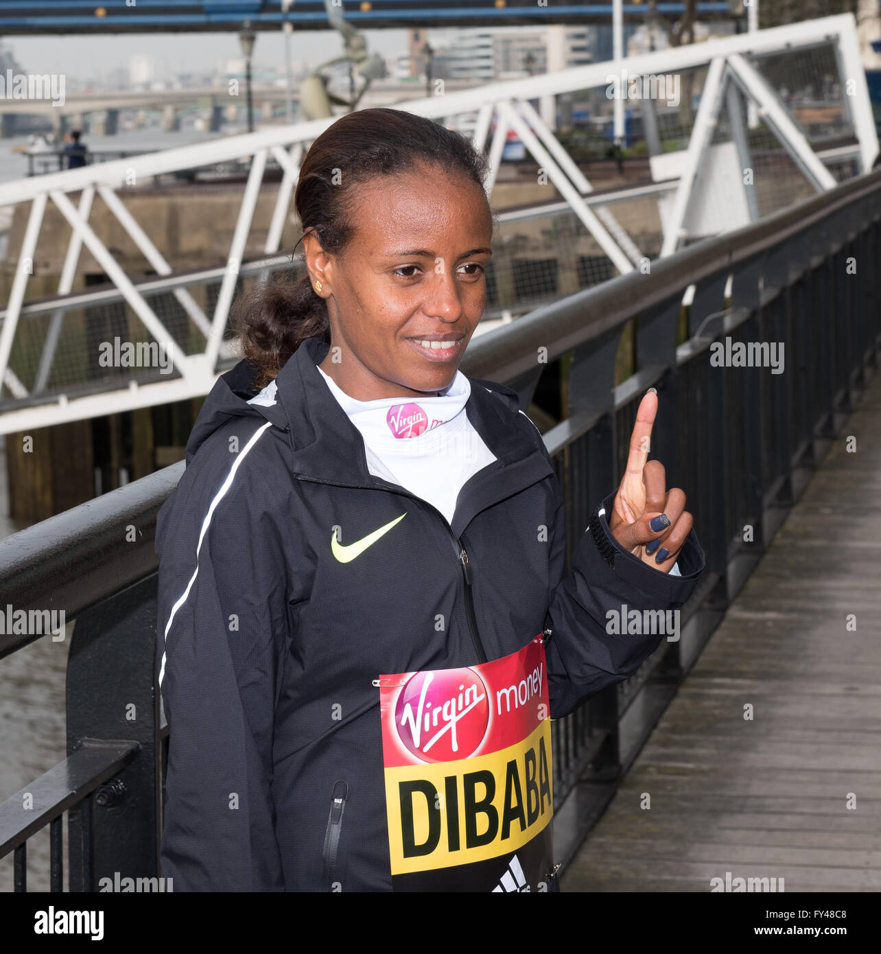 Londra, Regno Unito. Xxi Aprile, 2016. Soldi VIRGIN LONDON MARATHON 2016,Mare Dibaba (Etiopia) medaglia d'oro a Pechino. Credito: Ian Davidson/Alamy Live News Foto Stock