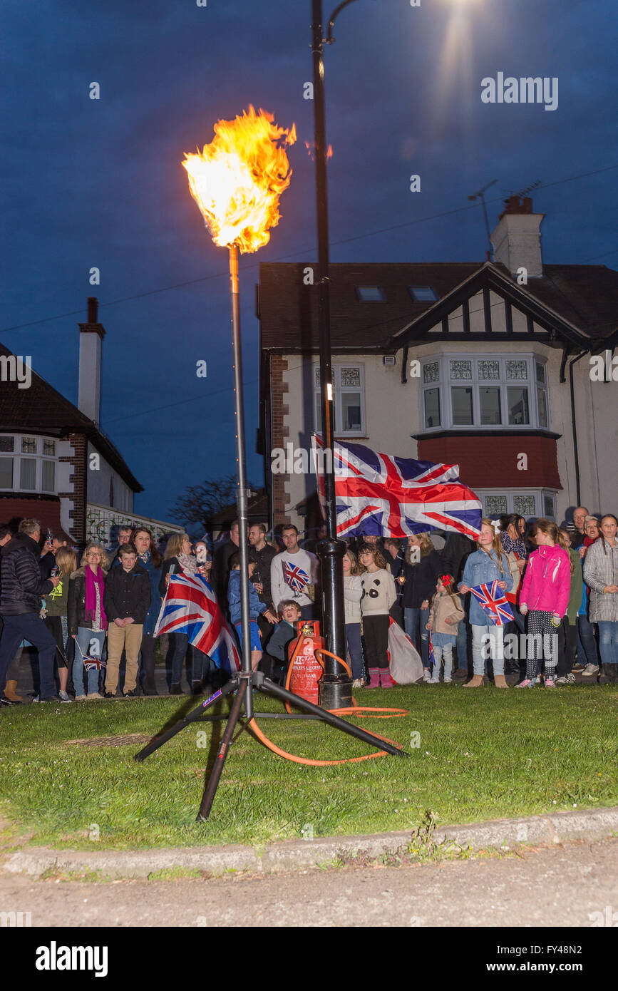 Leigh-on-Sea, Regno Unito, 21 aprile 2016. Hamboro Street residenti di illuminazione un faro di segnalazione ufficiale a nome di Leigh-on-Sea e Southend-on-Sea, per celebrare il novantesimo compleanno della Regina Credito: Terence Mendoza/Alamy Live News Foto Stock