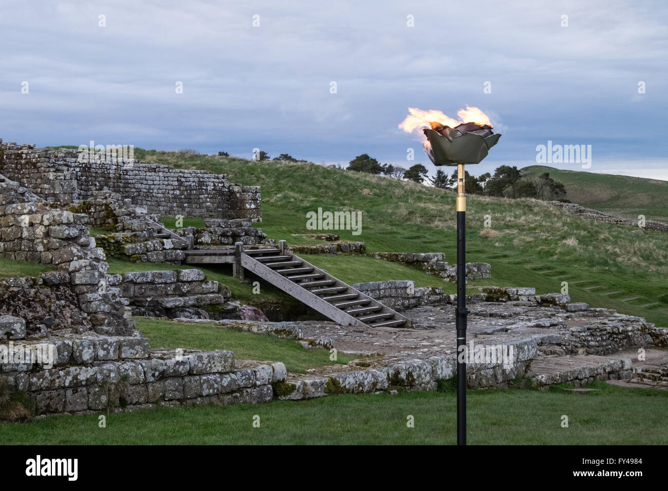 Housesteads Roman Fort, Northumberland, Regno Unito. Xxi Aprile, 2016. Un beacon è illuminata di Housesteads Roman Fort, Northumberland, Regno Unito per celebrare il novantesimo compleanno della Regina Elisabetta II Credito: Nicholas Wesson/Alamy Live News Foto Stock