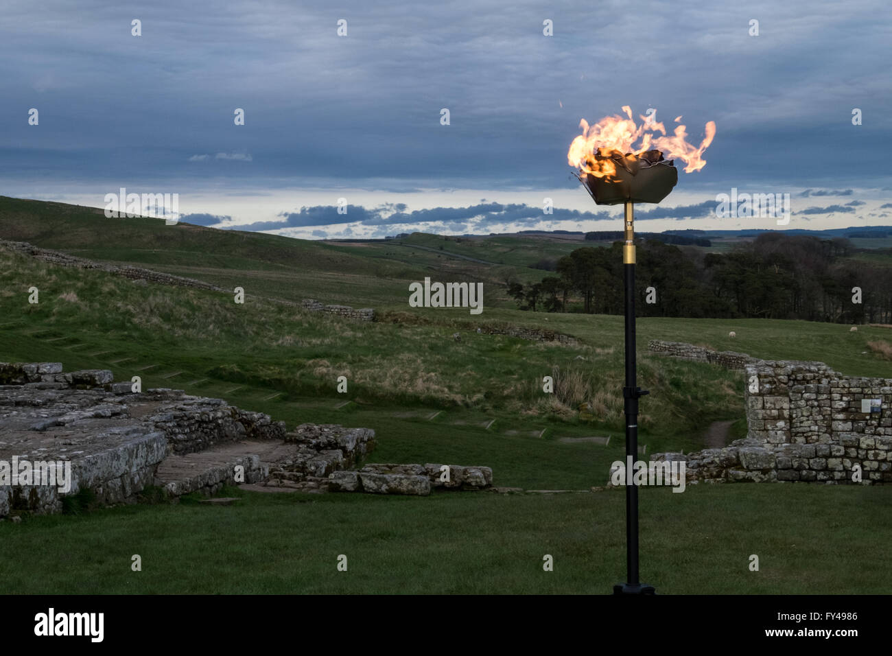 Housesteads Roman Fort, Northumberland, Regno Unito. Xxi Aprile, 2016. Un beacon è illuminata di Housesteads Roman Fort, Northumberland, Regno Unito per celebrare il novantesimo compleanno della Regina Elisabetta II Credito: Nicholas Wesson/Alamy Live News Foto Stock