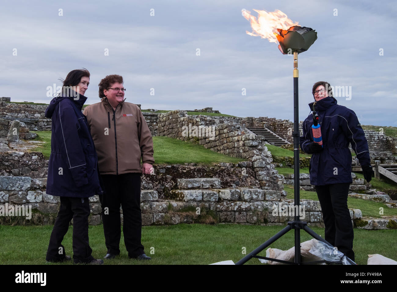 Housesteads Roman Fort, Northumberland, Regno Unito. Xxi Aprile, 2016. Un beacon è illuminata di Housesteads Roman Fort, Northumberland, Regno Unito per celebrare il novantesimo compleanno della Regina Elisabetta II Credito: Nicholas Wesson/Alamy Live News Foto Stock