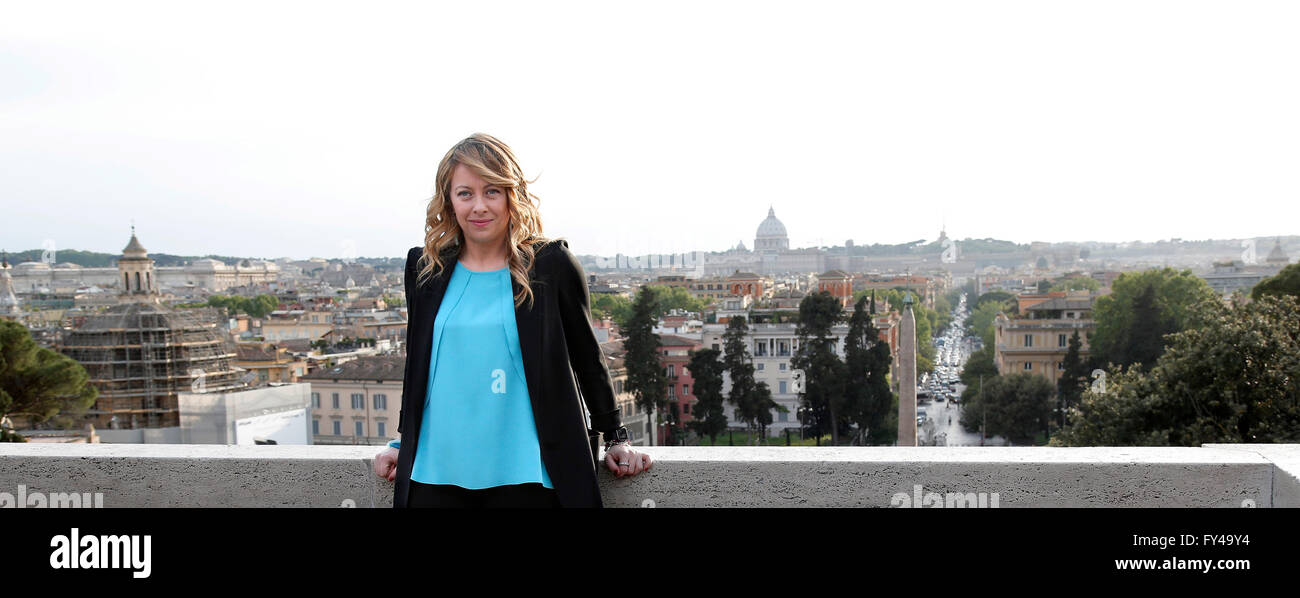 Candidato Sindaco di Roma Giorgia Meloni e sullo sfondo la visione di Roma 21st aprile 2016. Terrazza dei Giardini del Pincio. Foto Stock