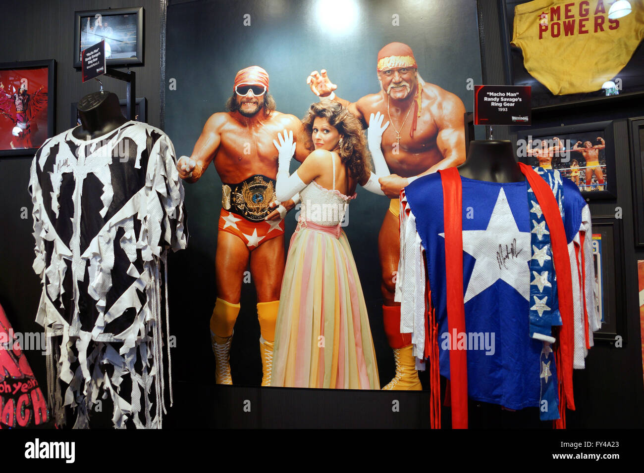 SAN JOSE - MARZO 28: WWE Legend uomo macho e Hulk Hogan Mega poteri  vestiti, cappelli, occhiali da sole e il poster della squadra con il  manager Miss Elizabeth su schermi a