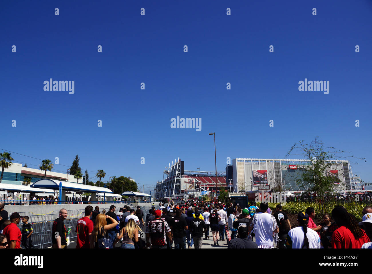 SANTA CLARA - 29 Marzo: la gente camminare attraverso il parcheggio a arena prima di iniziare la vetrina dei immortali, Wrestlemania 31, alla Levi's Stadium di Santa Clara, California, 29 marzo 2015. Foto Stock