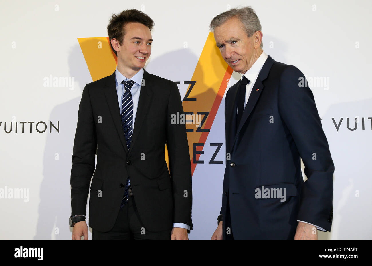 Tokyo, Giappone. Xxi Aprile, 2016. Il francese marchio di lusso del gruppo LVMH chairman e CEO Bernard Arnault (R) sorrisi con suo figlio Antoine durante una chiamata di foto per la ricezione di Louis Vuitton la mostra d'arte a Tokyo il giovedì, 21 aprile 2016. Lusso francese barnd Luis Vuitton terrà la mostra 'Volez, Voguez, Voyagez' a Tokyo dal 23 aprile fino alla fine di giugno 19. Credito: Yoshio Tsunoda/AFLO/Alamy Live News Foto Stock