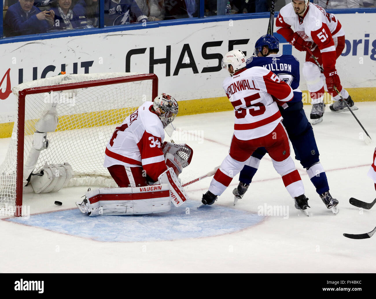 Tampa, Florida, Stati Uniti d'America. Xxi Aprile, 2016. DOUGLAS R. CLIFFORD | Orari.Tampa Bay Lightning center Alex Killorn (17) shot scivolato passato Detroit Red Wings goalie Petr Mrazek (34) per il gioco goal vincente dduring i terzi periodo di ThursdayÃ¢â'¬â"¢s (4/21/16) gioco tra il Tampa Bay Lightning e le ali rosse di Detroit durante il gioco 5 del primo round della Stanley Cup playoff a Amamlie Arena a Tampa. La difesa per deDetrpit os ali rosse di Detroit defenceman Niklas Kronwall (55) e le ali rosse di Detroit defenceman Jonathan Ericsson (52) (credito Immagine: © Douglas R. Clifford/Tampa Bay Ti Foto Stock