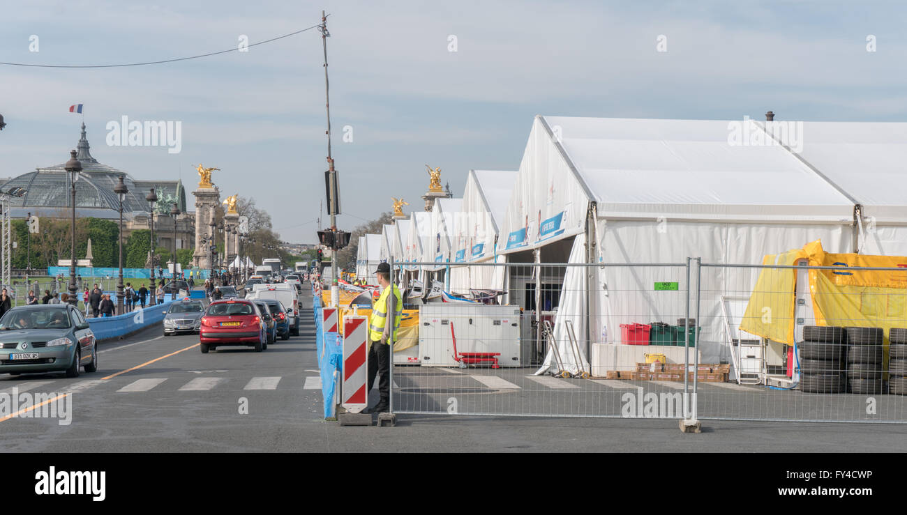 Parigi, Francia. Xx Apr, 2016. Giornata intensa nelle autorimesse area della prima volta in assoluto di auto elettriche ePrix nella città delle luci. Disimballaggio e montaggio delle vetture in un'area molto trafficata della città tra Hôtel des Invalides e Ponte Alexander III. © Ernesto Matozza/Pacific Press/Alamy Live News Foto Stock