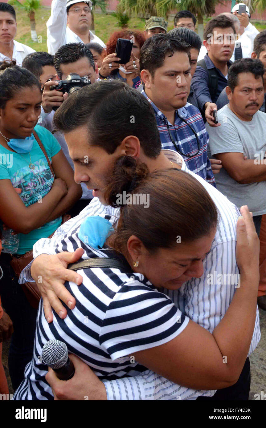 Veracruz, Messico. Xxi Aprile, 2016. Foto fornite dal Messico della Presidenza mostra il presidente messicano Enrique Peña Nieto (R) che abbraccia la relativa di una vittima durante la sua visita al sito dell' esplosione di Clorados III impianti in Pajaritos complesso petrolchimico in Queretaro, stato di Veracruz, Messico, il 21 aprile 2016. Secondo la stampa locale, il numero di vittime dell'esplosione che ha colpito un impianto del Pajaritos complesso petrolchimico in est Veracruz membro Mercoledì, portata a 24. Credito: Messico della Presidenza/Xinhua/Alamy Live News Foto Stock