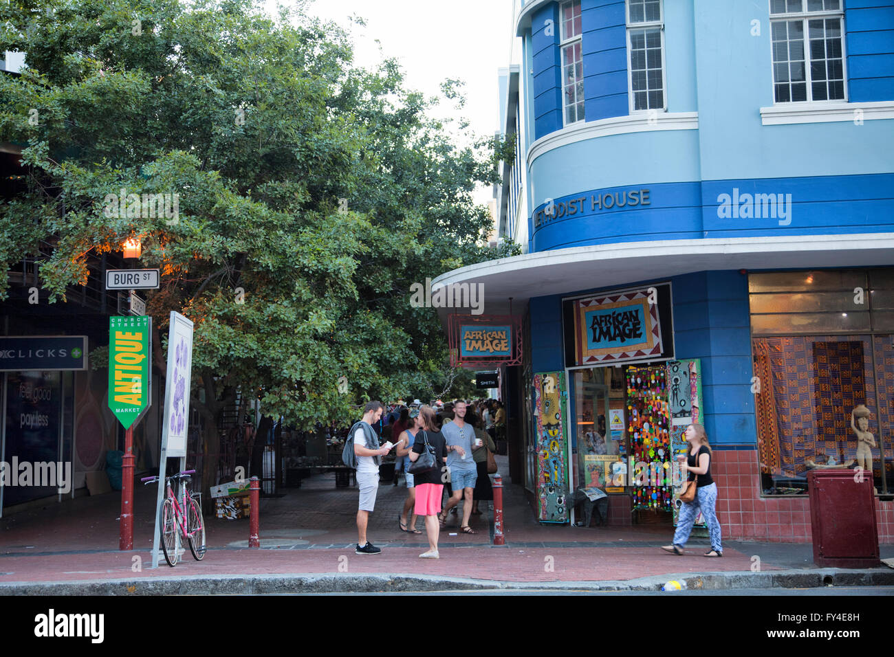 Persone su un angolo di Burg e Church Street a Cape Town - Sud Africa Foto Stock