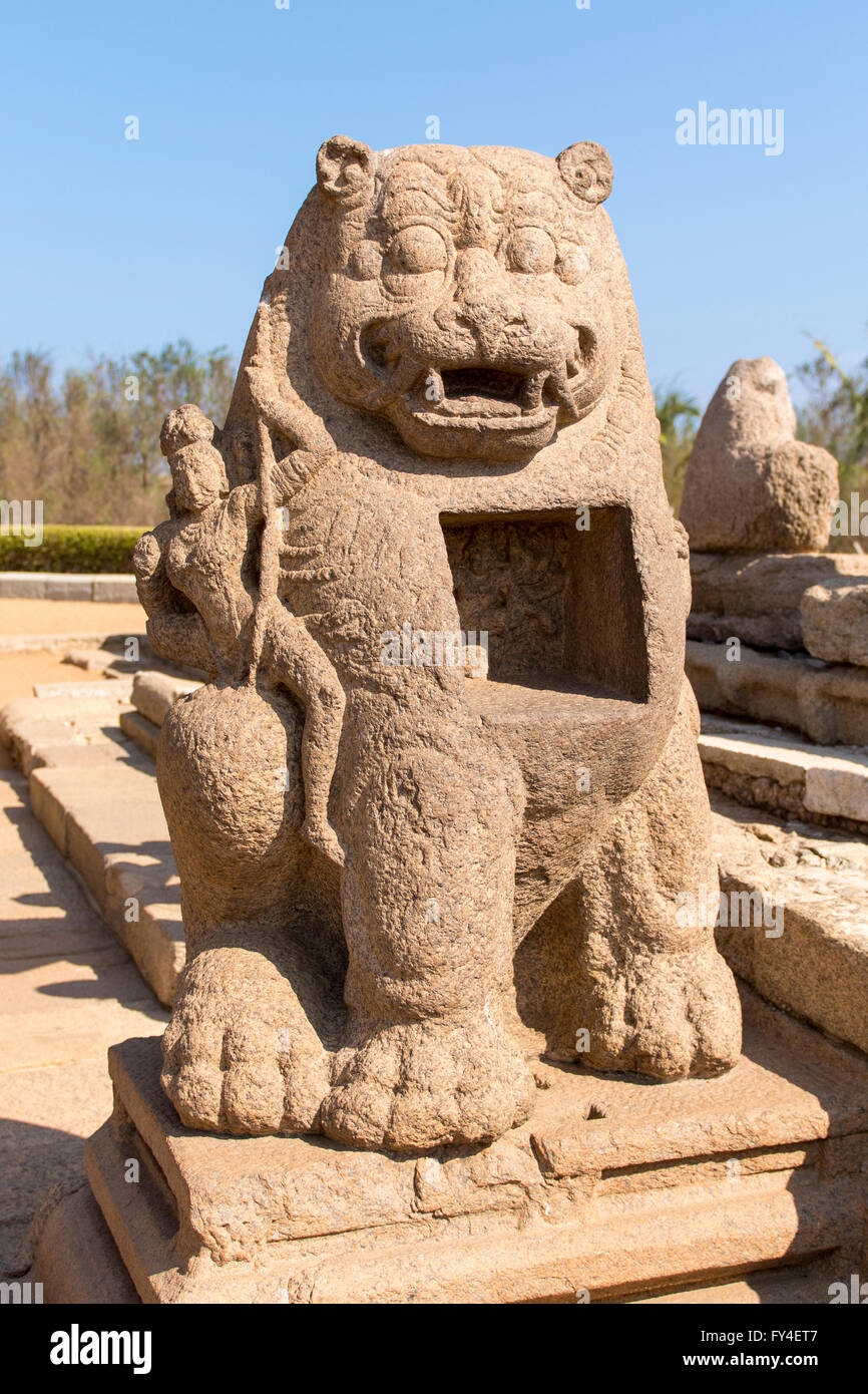 Il carving a Riva tempio, Mahabalipuram tempio complesso, costa di Coromandel, India Foto Stock