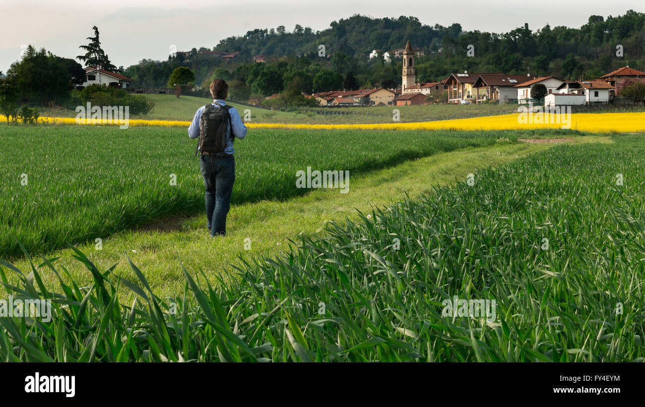 A piedi attraverso campi colorati in Piemonte Italia Foto Stock