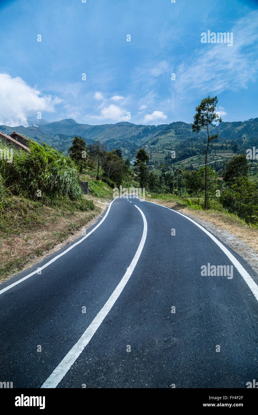 Strada vuota - svuotare il lato montagna road- bel cielo azzurro Foto Stock