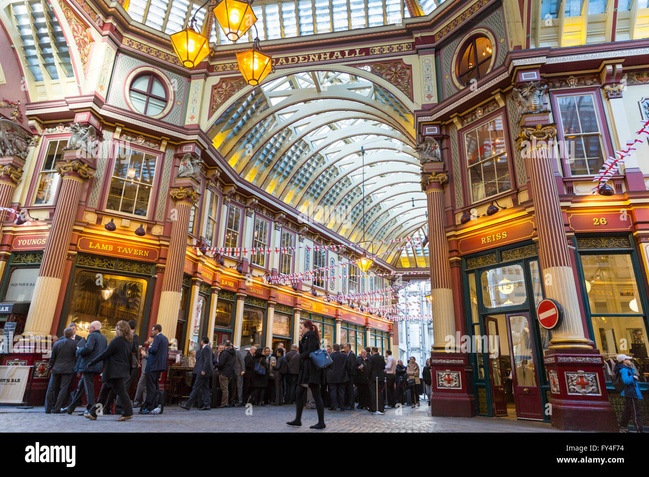 St George's Day bandiere e decorazioni al mercato Leadenhall, storici portici coperti nella City di Londra, Inghilterra Foto Stock