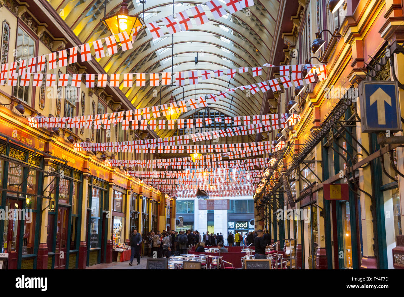 St George's Day bandiere e decorazioni al mercato Leadenhall, uno storico mercato coperto nella città di Londra - Inghilterra Foto Stock