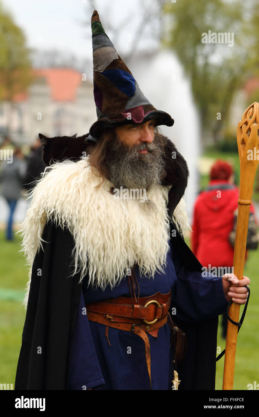 Uomo Barbuto vestito come procedura guidata con un grande cappello appuntito e un gatto nero sulla sua spalla. Foto Stock