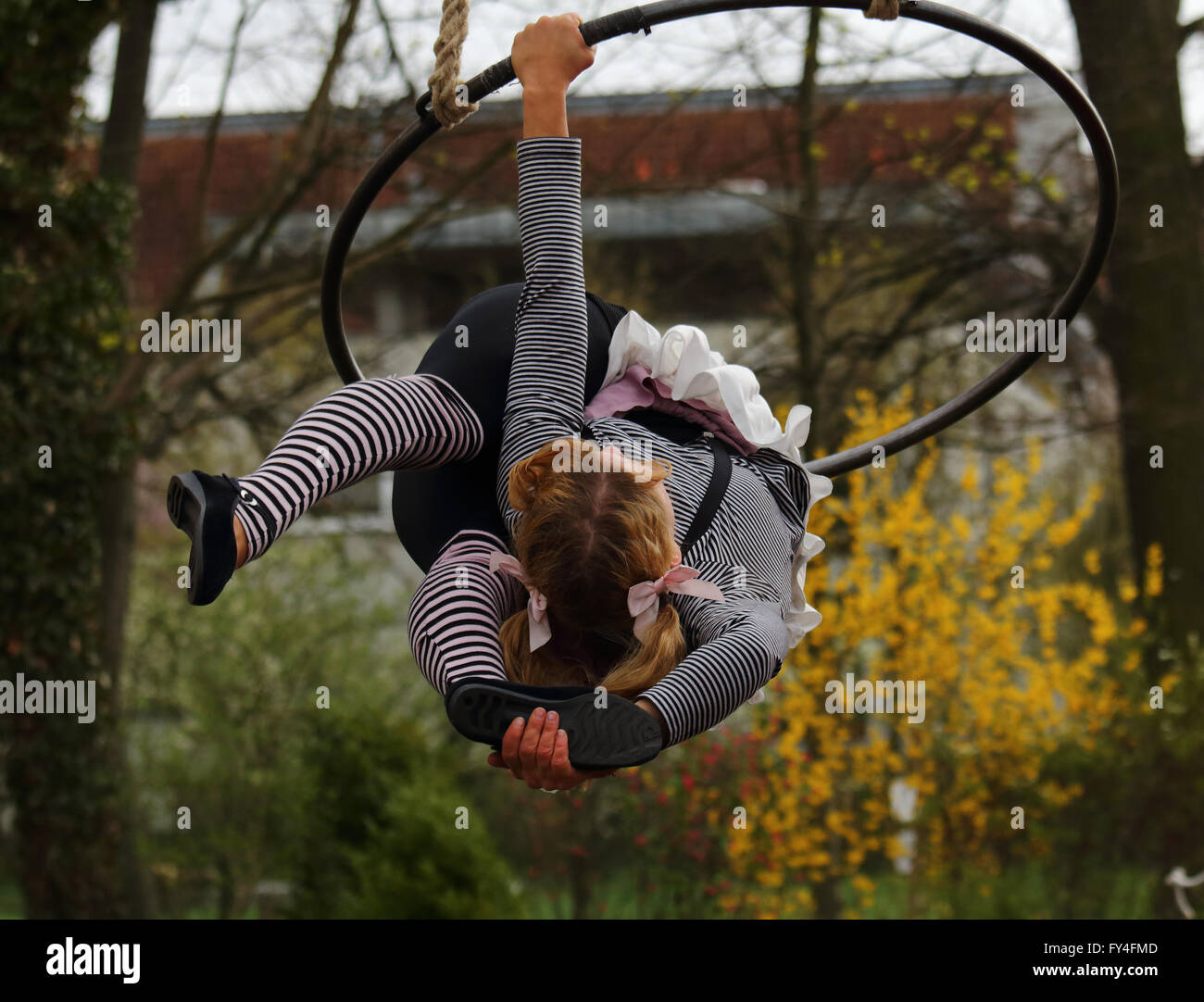 Femmina acrobat esegue all'aperto in un grande anello pendenti Foto Stock