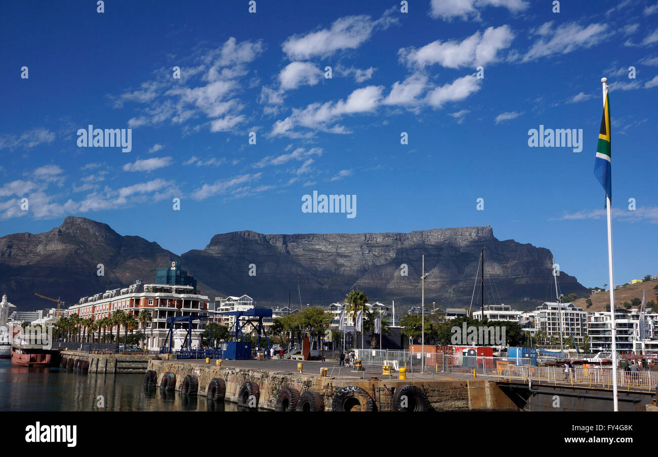 Il V & A Waterfront di Città del Capo in Sud Africa con il Cape Grace Hotel e Table Mountain in background. Foto Stock