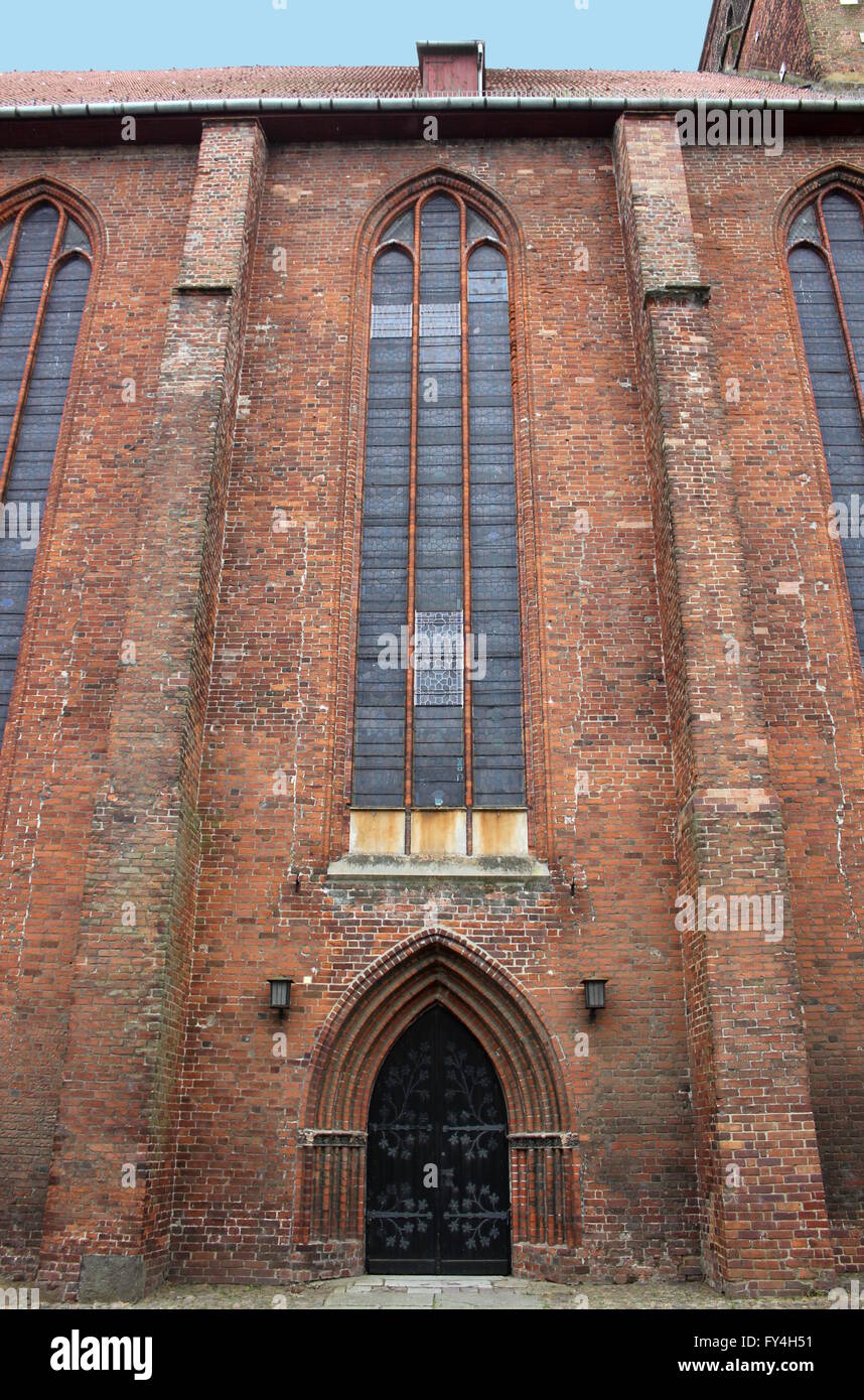 Vista dal lato della chiesa di Santa Maria/san-Marien-Kirche di Greifswald, Meclenburgo-Pomerania Occidentale, Germania. Foto Stock