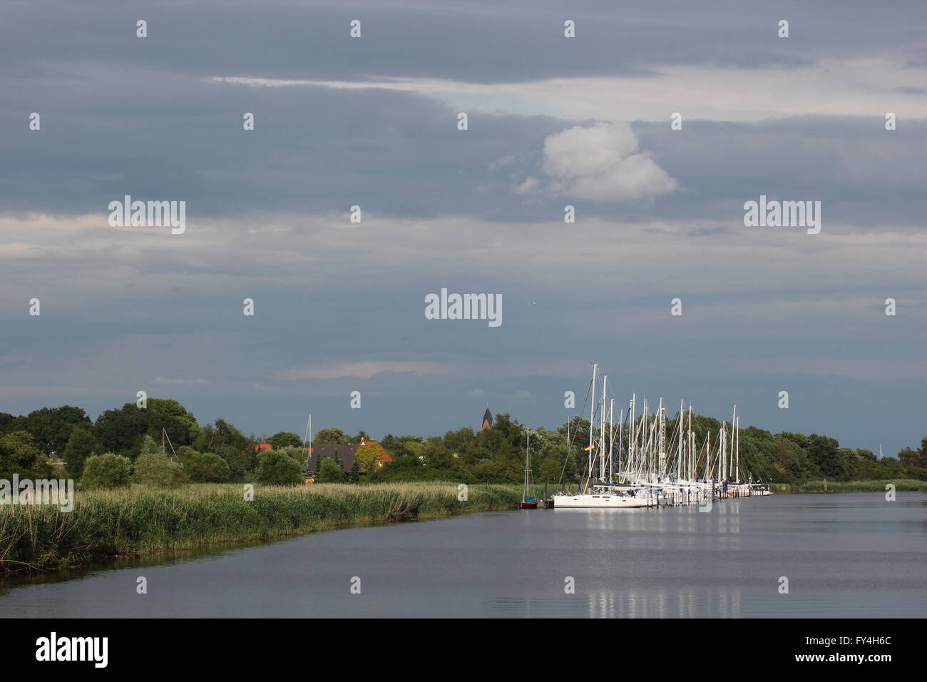 Le navi a vela sul fiume Ryck, Meclenburgo-Pomerania Occidentale, Germania. Foto Stock