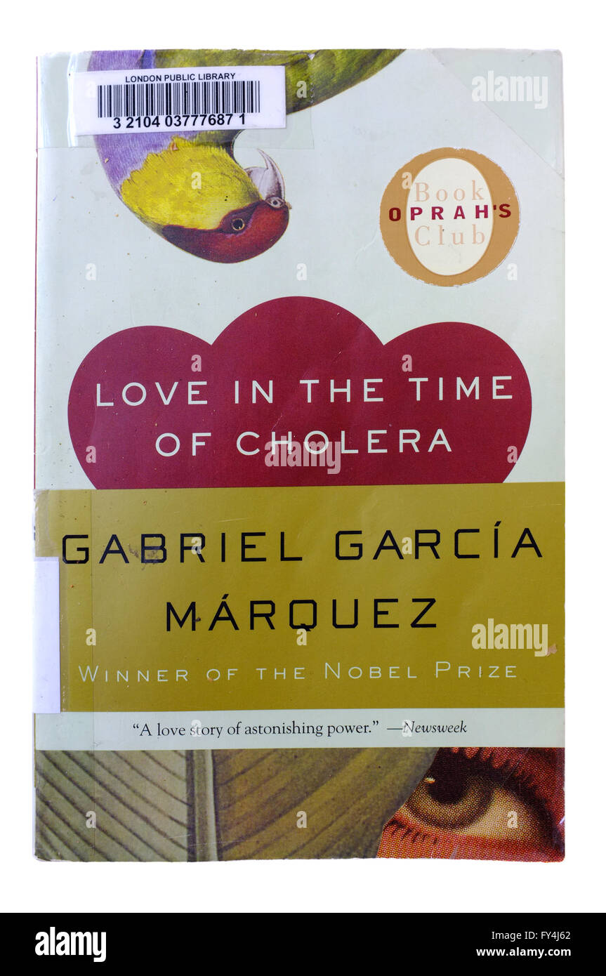 Il lato anteriore della pagina dell'amore al tempo del colera di Gabriel Garcia Marquez fotografati contro uno sfondo bianco. Foto Stock