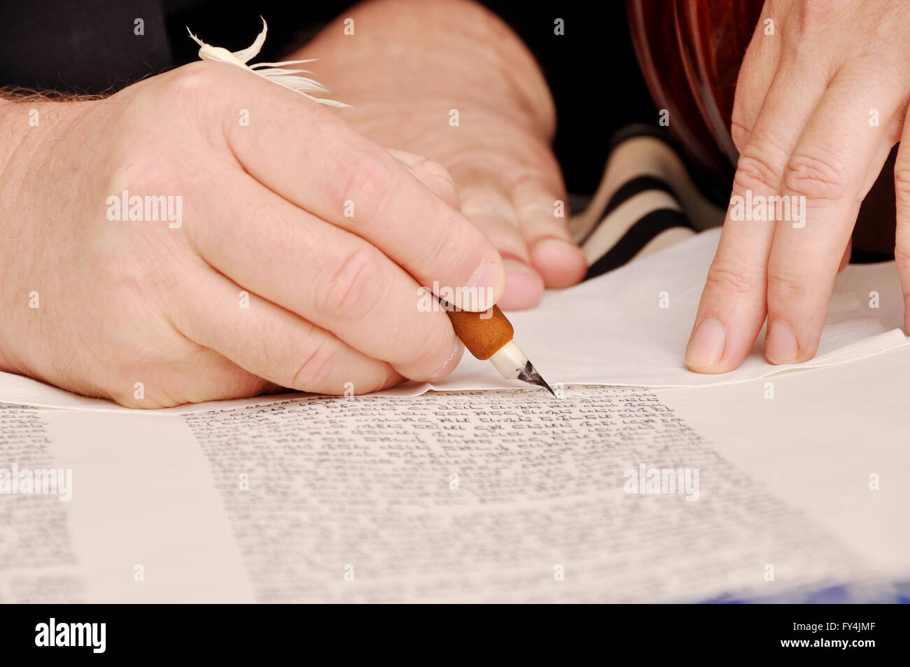 Le mani la scrittura di Torah scorrere Foto Stock