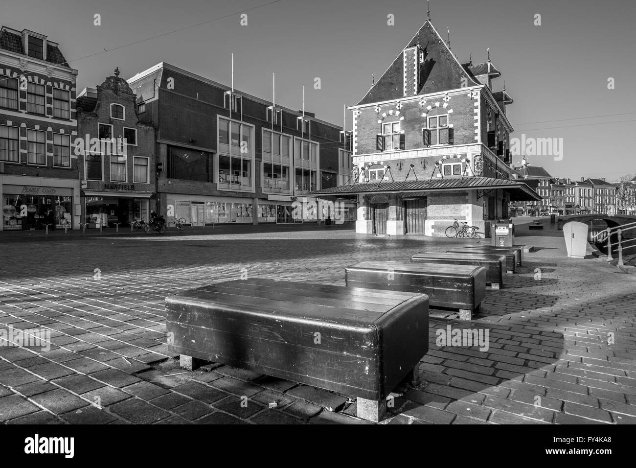 Una giornata di sole in Leeuwarden in bianco e nero di scena la piazza del mercato centrale nel mese di aprile con panchine canal. Foto Stock