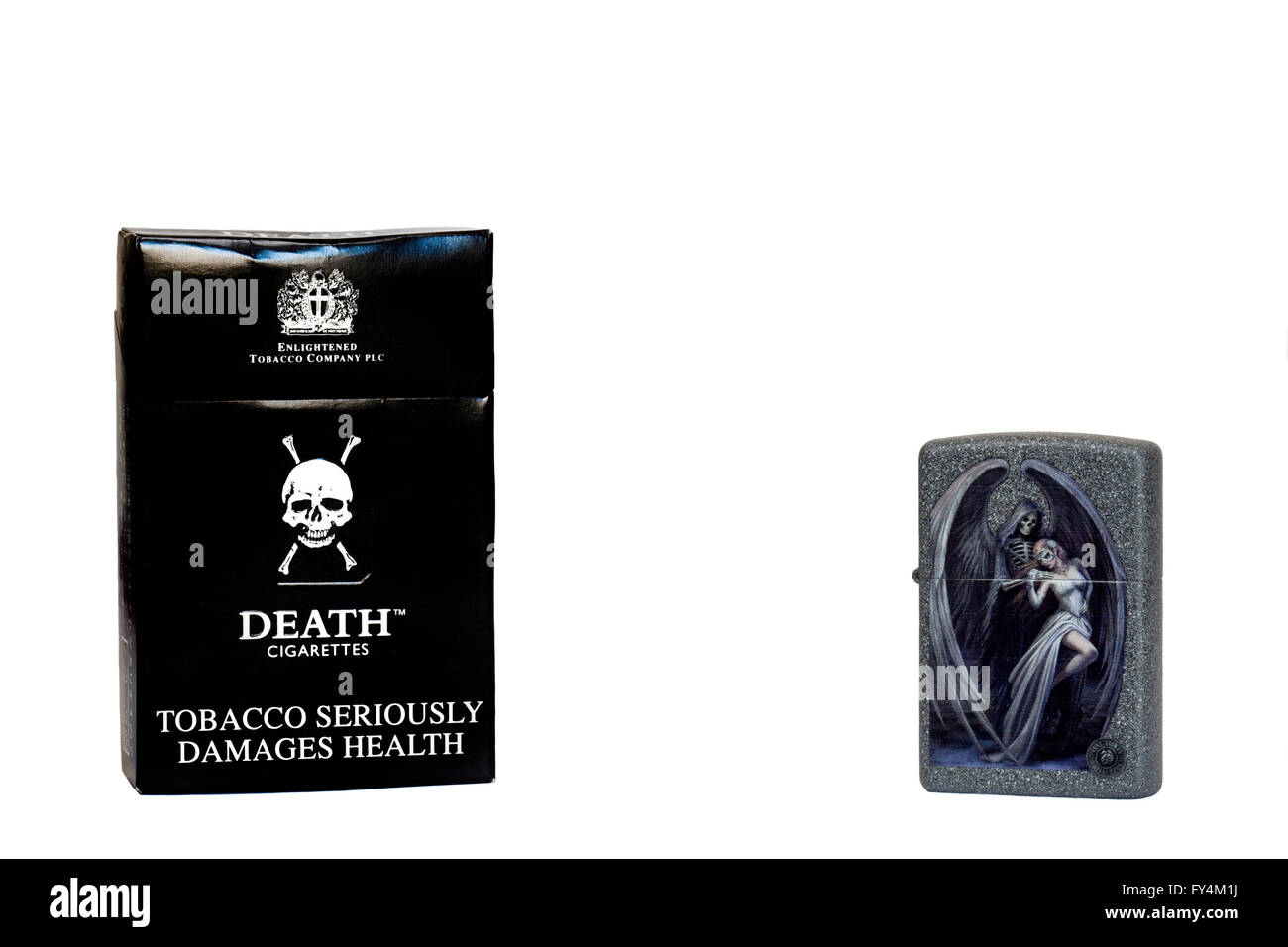 Pacchetto di morte sigarette di marca e mostra Zippo accendisigari Foto Stock