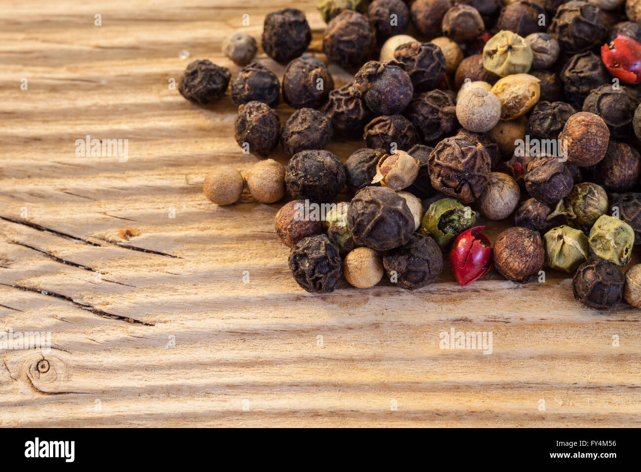 Peppe secco mix su legno macro sfondo Foto Stock