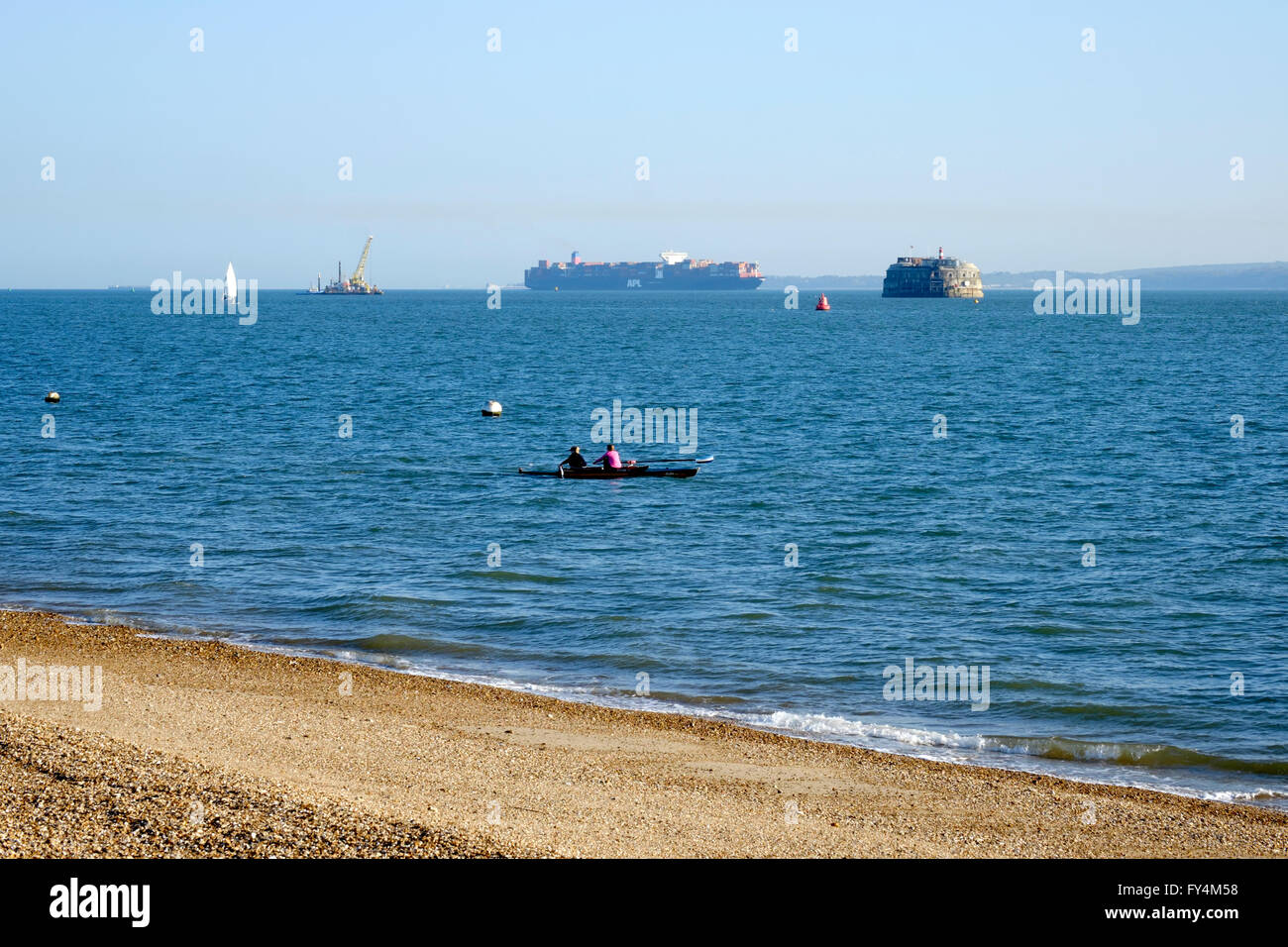 Due rematori in un piccolo catamarano nel solent off southsea beach England Regno Unito Foto Stock