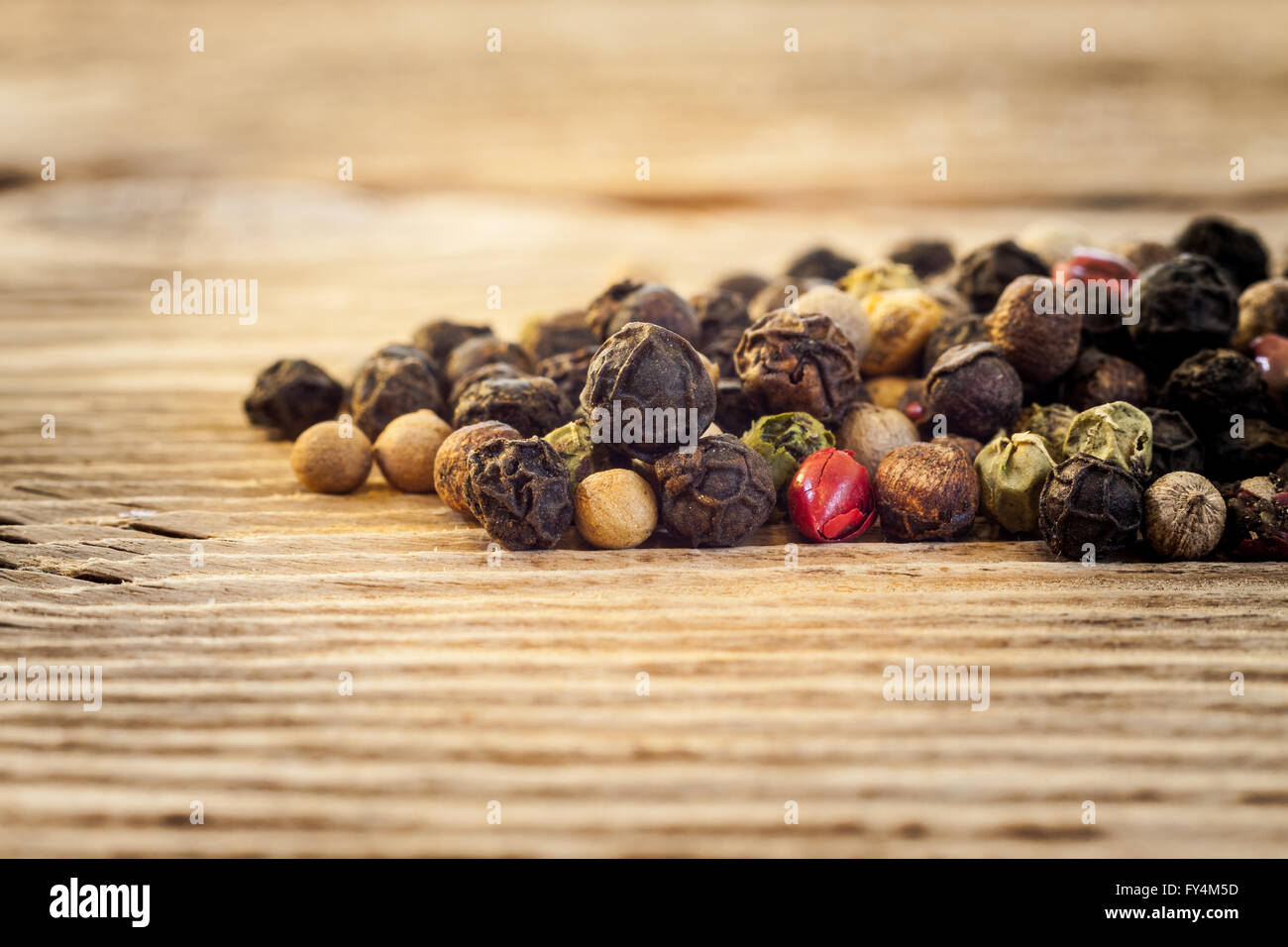 Peppe secco mix su legno macro sfondo Foto Stock