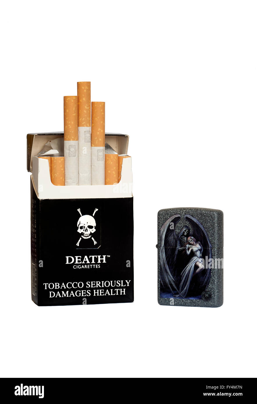 Pacchetto di morte sigarette di marca e mostra Zippo accendisigari Foto Stock