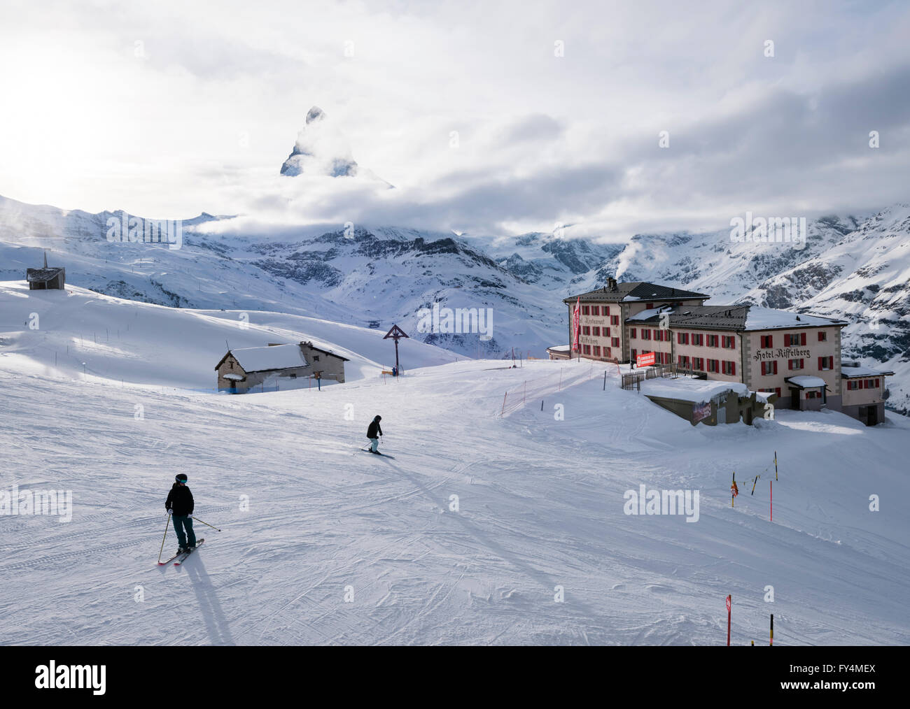 Il Cervino, Svizzera il famoso punto di riferimento di montagna è appena visibile dietro le nuvole. Foto Stock