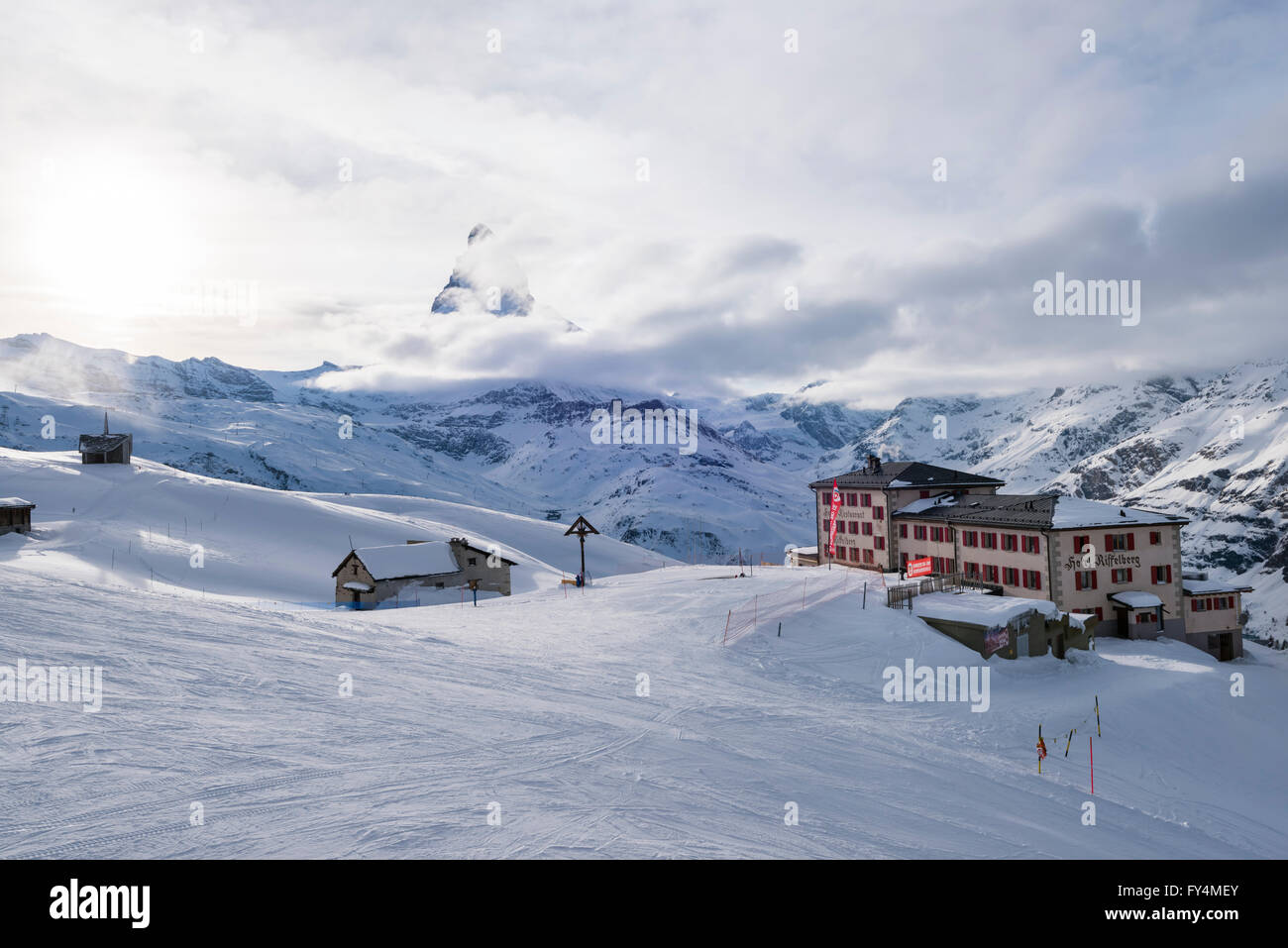 Il Cervino, Svizzera il famoso punto di riferimento di montagna è appena visibile dietro le nuvole. Foto Stock