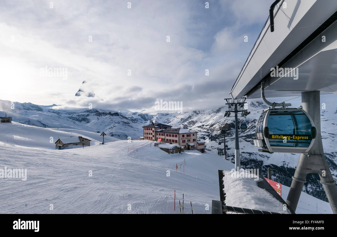 Una cabina del Riffelberg Express cabinovia aerea / Impianti di risalita si sta avvicinando Riffelberg stazione presso Zermatt ski resort. Foto Stock