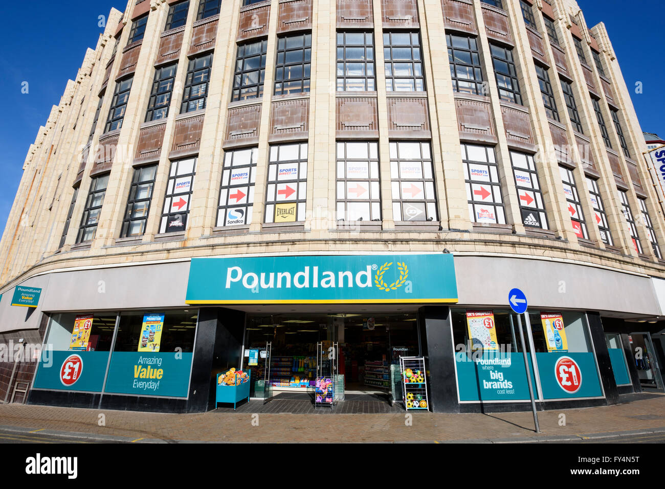 La parte anteriore di un grande negozio di poundland in Blackpool, Lancashire, Regno Unito Foto Stock