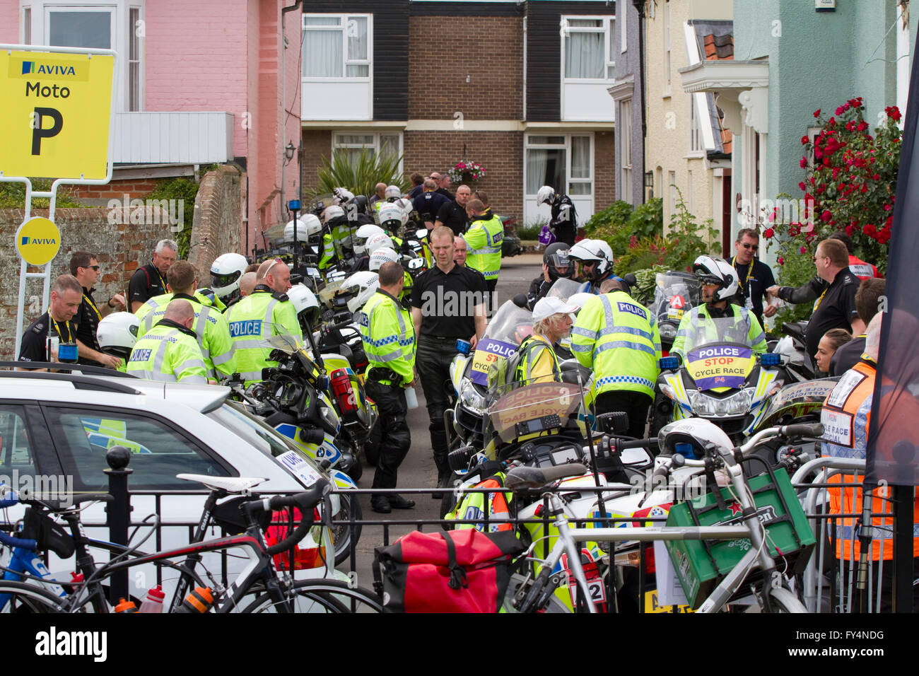Motociclisti di polizia dopo la fase di Aldeburgh finire di 2015 donne's Tour della Gran Bretagna Foto Stock