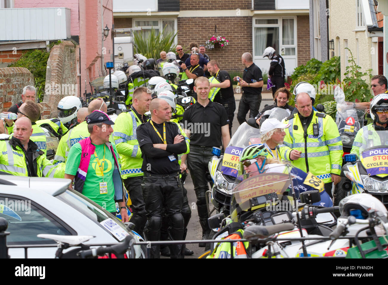 Motociclisti di polizia dopo la fase di Aldeburgh finire di 2015 donne's Tour della Gran Bretagna Foto Stock