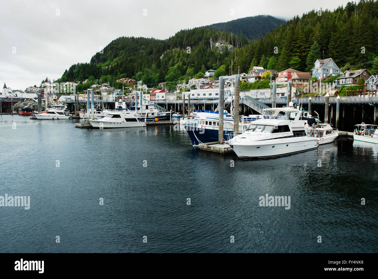 Tranquillo ormeggio e case sul crinale che si affaccia sul porto, Ketchikan, Alaska Foto Stock