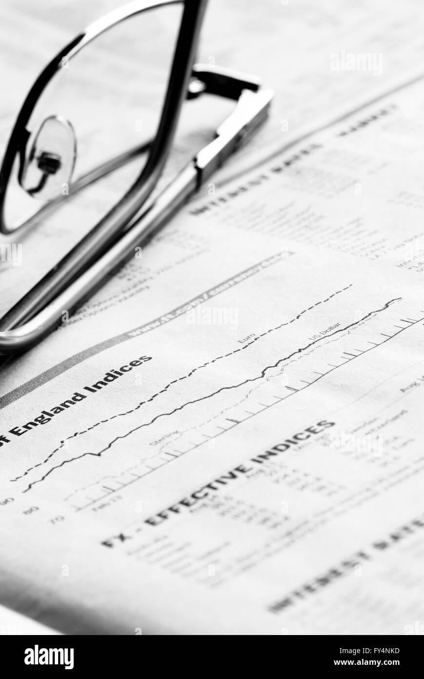 Mercato finanziario di analisi. Close up di occhiali e di un giornale che mostra i grafici finanziari. Foto Stock