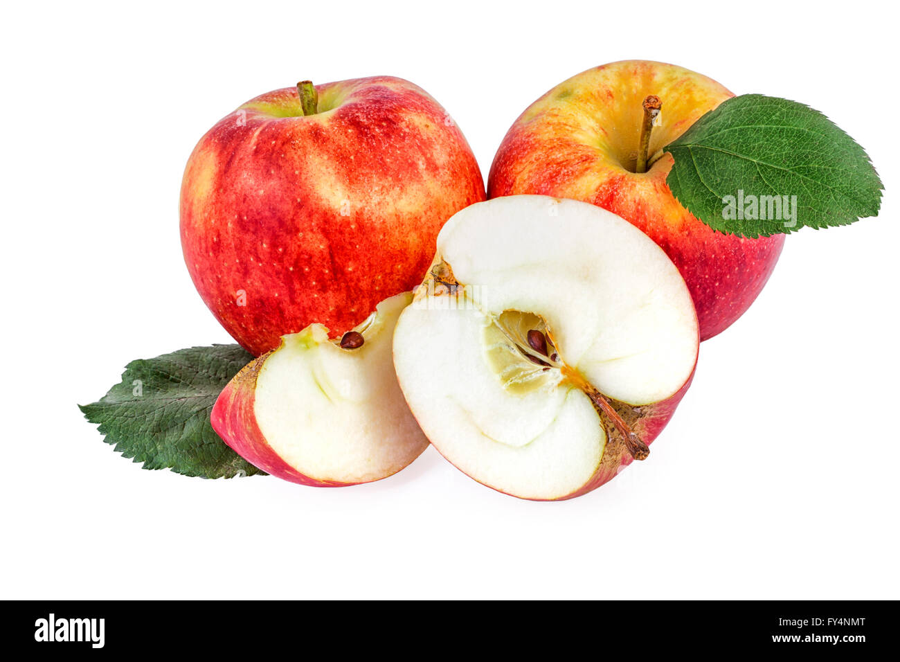 Mele biologiche con foglie su bianco Foto Stock